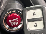 【Hondaスマートキー】カバンやポケットに入れたままでもドアの施錠・解錠が可能なスマートキーを装備。エンジンのオン・オフ時もカギを取り出す必要が無いからとっても便利です♪