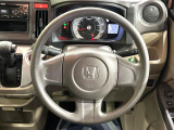 インテリアに合わせたデザインのステアリングは、運転される方のことも考え、運転しやすい形状、大きさです。是非一度、実際に触ってお確かめください。