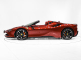 エクステリアは、フェラーリの豊かな歴史を象徴するヒストリカル・カラー「Rosso Fiorano(ロッソ・フィオラノ)」を纏います。