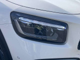右ヘッドランプ。LEDハイパフォーマンスヘッドライトを装備。