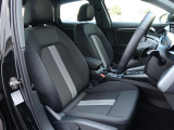 Audi車はどの車種も全てレザーハンドルです。そこにはAudiのこだわりがあり質感の高いレザーでしっかりと手に馴染み、高級感を演出します。