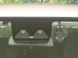 【スマートアシスト】走行中に前方の車両等を認識し、衝突しそうな時は警報とブレーキで衝突回避と被害軽減をアシスト。より安全にドライブをお楽しみいただけます。