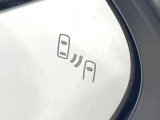 【ブラインドスポットモニター】走行中、ドアミラーの死角になりやすい箇所に後続車が接近するとサイドミラーのレンズに警告を表示!ドライバーに注意喚起をしてくれます。