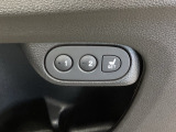 ご自分のシート位置を記憶固定させる「ドライビングポジションシステム」がついています。ボタン操作でシート位置が元に戻る便利な機能です。
