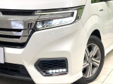 【LEDヘッドライト】悪天候や夜間走行時も良好な視界を確保し安心して運転できる高輝度LEDヘッドライトを装備!点灯速度が早く、消費電力も抑えられています。