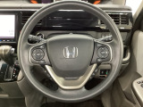 ハンドルにHondaセンシング系のクルーズコントロールやレーンキープアシストなどのスイッチと、オーディオの操作スイッチが装備されています。ハンドルから手を離さず安全に操作できます。