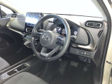 運転席周りのレイアウトをご覧ください。ナビゲーションが綺麗に装着されすっきり収まってますね!