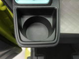 カップホルダーは運転席や助手席からちょうど手の届く位置です!!