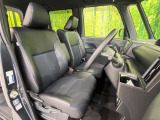 運転席まわりには十分なスペースがあり、大柄な方でもゆったり運転していただける環境です。
