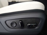 運転席ドアノブ付近にシートメモリー機能スイッチが装備されております。最大3つのポジションで記憶させる事が可能となっております。