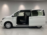 大開口ワイヤレス電動スライドドアで狭い駐車場でも、隣のクルマを気にすることなくフルオープンすることができ、お子様がいても乗降しやすいです!