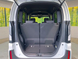 普段のお買い物や通勤、送迎等に十分な荷室スペースを確保しております。セカンドシートを倒すと、大きな荷物の積載も可能です♪