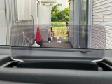 【ヘッドアップディスプレイ】運転に必要な情報やセーフティーサポートの警告などをメーターパネルを見なくても確認ができます☆視線移動が少なくなり安全運転ができますね♪