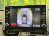 【パノラミックビューモニター】専用のカメラにより、上から見下ろしたような視点で360度クルマの周囲を確認することができます☆死角部分も確認しやすく、狭い場所での切り返しや駐車もスムーズに行えます。