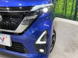 【LEDヘッドライト】悪天候や夜間走行時も良好な視界を確保し安心して運転できる高輝度LEDヘッドライトを装備!点灯速度が早く、消費電力も抑えられています。
