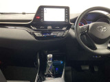 シンプルながら機能性あふれる運転席周りです。使いやすいスイッチ類の配置によりとても運転しやすいですよ。