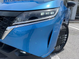 【LEDヘッドライト】悪天候や夜間走行時も良好な視界を確保し安心して運転できる高輝度LEDヘッドライトを装備!点灯速度が早く、消費電力も抑えられています。