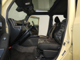 【くつろげるフロントシート】ホールド感のあるシート形状で長時間の運転でも疲れにくい設計です。毎日の通勤や休日のお出かけもリラックスして快適に移動できます。