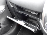 収納たっぷりグローブボックス。