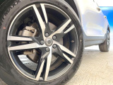 ●純正19インチアルミホイール:輸入車ならではの卓越した走りを支えるホイールと足回りです!日本車の走りに慣れている方にもぜひ体感して頂きたいほど、高いレベルでまとまっています!