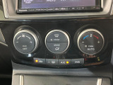 【オートエアコン】一度お好みの温度に設定すれば、車内の温度を検知し風量や温度を自動で調整。暑い&hellip;寒い&hellip;と何度もスイッチ操作をする必要はありません。快適な車内空間には必須の機能ですね♪