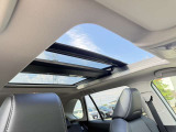 【パノラマルーフ】車内の解放感が一気に上がる大型パノラマルーフ!日差しが強い時、シェードを閉めなくてもガラスの透明度を調整することで心地よい明るさに♪