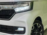 【LEDヘッドライト】悪天候や夜間走行時も良好な視界を確保し安心して運転できる高輝度LEDヘッドライトを装備!点灯速度が早く、消費電力も抑えられています。