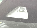 【スマートアシスト】走行中に前方の車両等を認識し、衝突しそうな時は警報とブレーキで衝突回避と被害軽減をアシスト。より安全にドライブをお楽しみいただけます。
