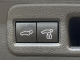 【パワーバックドア】スマートキーや運転席のボタンを押すだけでリアゲートが自動で開閉します!荷物を持っている時や、高い位置にあるバックドアを閉める際に便利な機能です♪