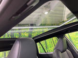 【パノラマルーフ】車内の解放感が一気に上がる大型パノラマルーフに調光機能がプラス!日差しが強い時、シェードを閉めなくてもガラスの透明度を調整することで心地よい明るさに♪