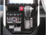 【オートエアコン】1年中快適な室内を提供!車内温度を設定すると、風量を自動で調整してくれます。