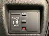 左側電動スライドドアは運転席からでも操作ができるように、ハンドル付近に開閉の操作スイッチが付いています。