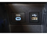 データ通信/給電用と、給電用(Type-C)のUSBポートが装備されています。車内にあると便利なアイテムですね!