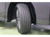 タイヤサイズ 205/60R16。 ダークグレーメタリック塗装で精悍な純正アルミホイールを装着しています。足元を引き締めてくれ、しっかりした走りも楽しめます。