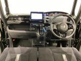車内は光触媒抗菌消臭施工済です。インパネ周りはスタイリッシュなデザインで機能や装備も充実しています。グローブボックスやカップホルダーのほかにトレーなどたくさんの収納スペースが付いています。