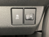 ハンドルの右側にはヘッドライトレベライザーとVSA(ABS+TCS+横滑り抑制)の解除スイッチがついています。ヘッドライトレベライザーは道路状況や積荷の加重に応じてライトの高さを調節できます。