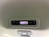 【リアオートエアコン】広い後部座席には必須の機能!風量や温度を自動で調整し前席と同様な車内環境にしてくれるリアオートエアコンを装備。夏の暑さも冬の寒さもストレスなく快適にお過ごしいただけます♪