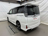 走りにこだわりながら収納力も持ち合わせたお車です。