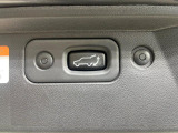 【パワーバックドア】スマートキーや運転席のボタンを押すだけでリアゲートが自動で開閉します!荷物を持っている時や、高い位置にあるバックドアを閉める際に便利な機能です♪