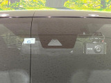 【トヨタセーフティセンス】走行中に前方の車両等を認識し、衝突しそうな時は警報とブレーキで衝突回避と被害軽減をアシスト。より安全にドライブをお楽しみいただけます。
