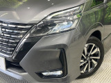【LEDヘッドライト】悪天候や夜間走行時も良好な視界を確保し安心して運転できる高輝度LEDヘッドライトを装備!点灯速度が早く、消費電力も抑えられています。