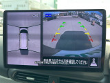 【マルチアラウンドモニター】まるでクルマを真上から見下ろしたかのような視点で駐車をサポートします!クルマの斜め後ろや真横など、前後左右の4つのカメラの映像が合成されて、モニターに映し出されます。