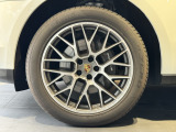 オプションの20インチRSスパイダーホイール/カラークレストホイールセンターキャップが装着されております。
