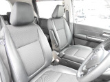 ★運転席★大きな座面と包み込むような背もたれが、ドライバーの身体をしっかり支えます。さらに、上質なシート素材と座り心地のよいクッション。長時間の運転やコーナーの多い道も快適です !!