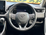 インテリアに合わせたデザインのステアリングは、運転される方のことも考え、運転しやすい形状、大きさです。是非一度、実際に触ってお確かめください。