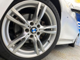 ●純正18インチアルミホイール:輸入車ならではの卓越した走りを支えるホイールと足回りです!日本車の走りに慣れている方にもぜひ体感して頂きたいほど、高いレベルでまとまっています!