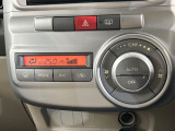 【オートエアコン】一度お好みの温度に設定すれば、車内の温度を検知し風量や温度を自動で調整。暑い&hellip;寒い&hellip;と何度もスイッチ操作をする必要はありません。快適な車内空間には必須の機能ですね♪