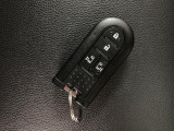 スマートキーを装備しています☆カギをカバンやポケットに入れて頂いた状態でドアロックの開閉やエンジンスタートをして頂けますよ!とても便利な装備です!
