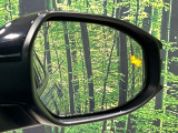 【ブラインドスポットモニター】走行中、ドアミラーの死角になりやすい箇所に後続車が接近するとサイドミラーのレンズに警告を表示!ドライバーに注意喚起をしてくれます。