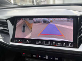 ●サラウンドビューカメラ『車両の4つのカメラから得た映像を合成し、上空から眺めているような映像をモニターに映し出します。車両周辺の歩行者や障害物などの発見に役立ちます。』